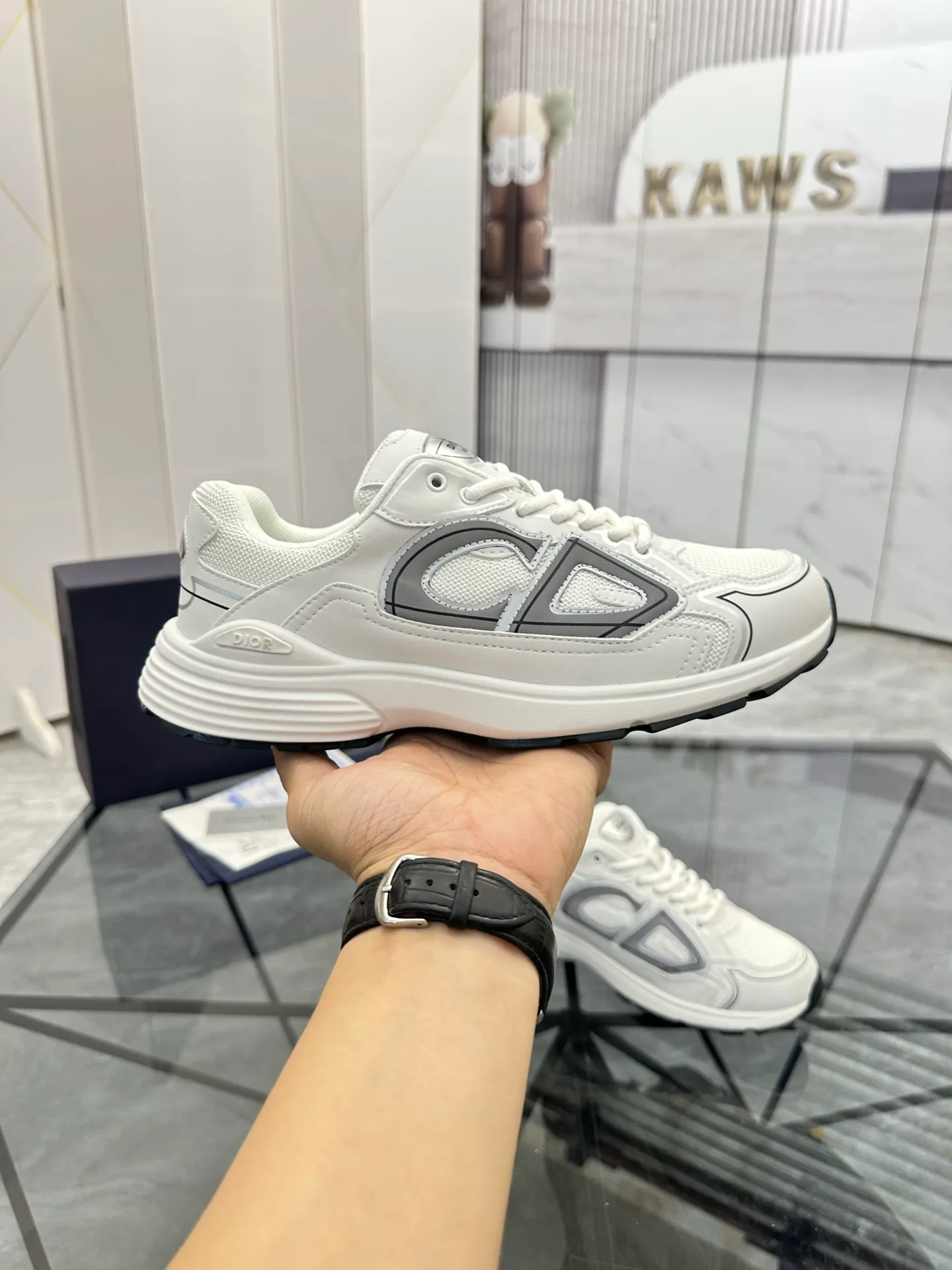 Men's shoes: 💰P400¥ Available in Guangzhou Product trademark: Dior* "Dior*" low-top casual shoes Regular size: 35-46 (can be customized to 47) Couple style Product materials: Upper imported cowhide stitched with original fabric, breathable lining, ultra-light foam original outsole. No.: 007